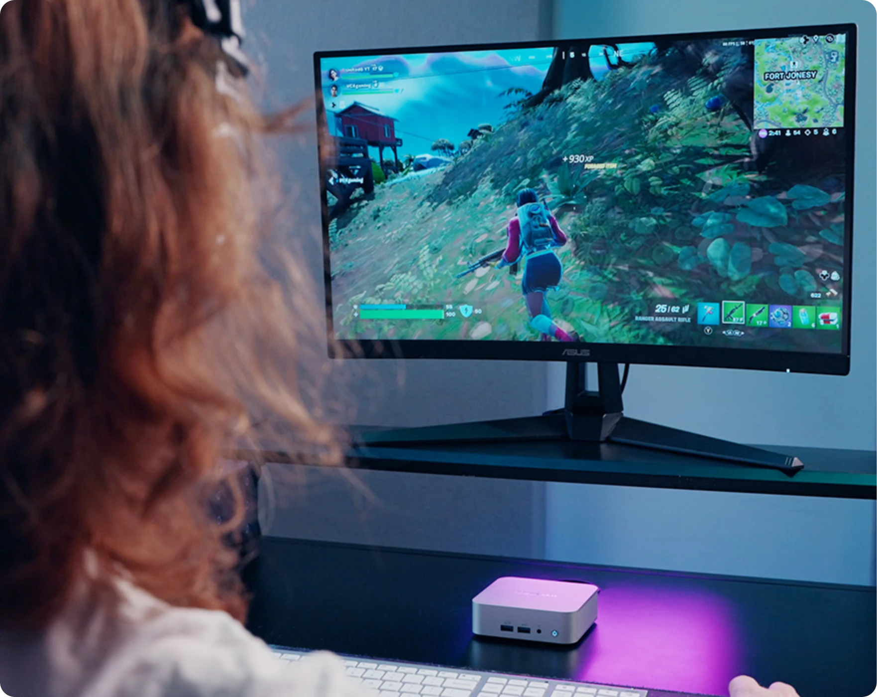 GEEKOM A8 Mini PC in scenario di gioco domestico