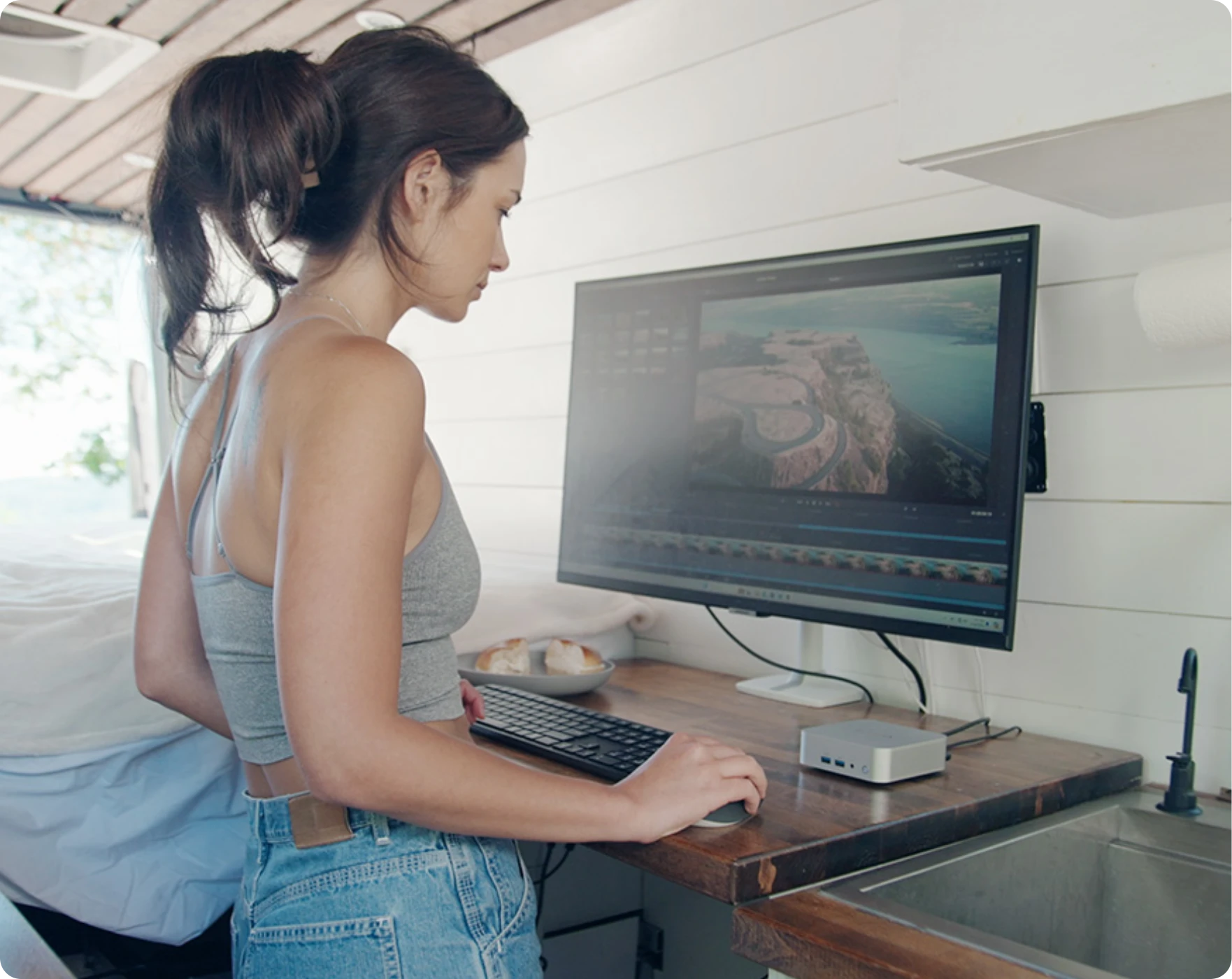 GEEKOM A8 Mini PC in scenario di editing video