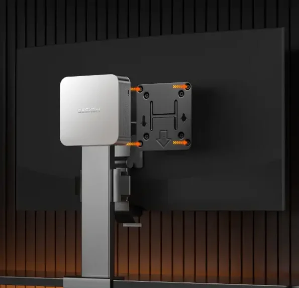 A9 Max mini PC posizionato dietro i monitor